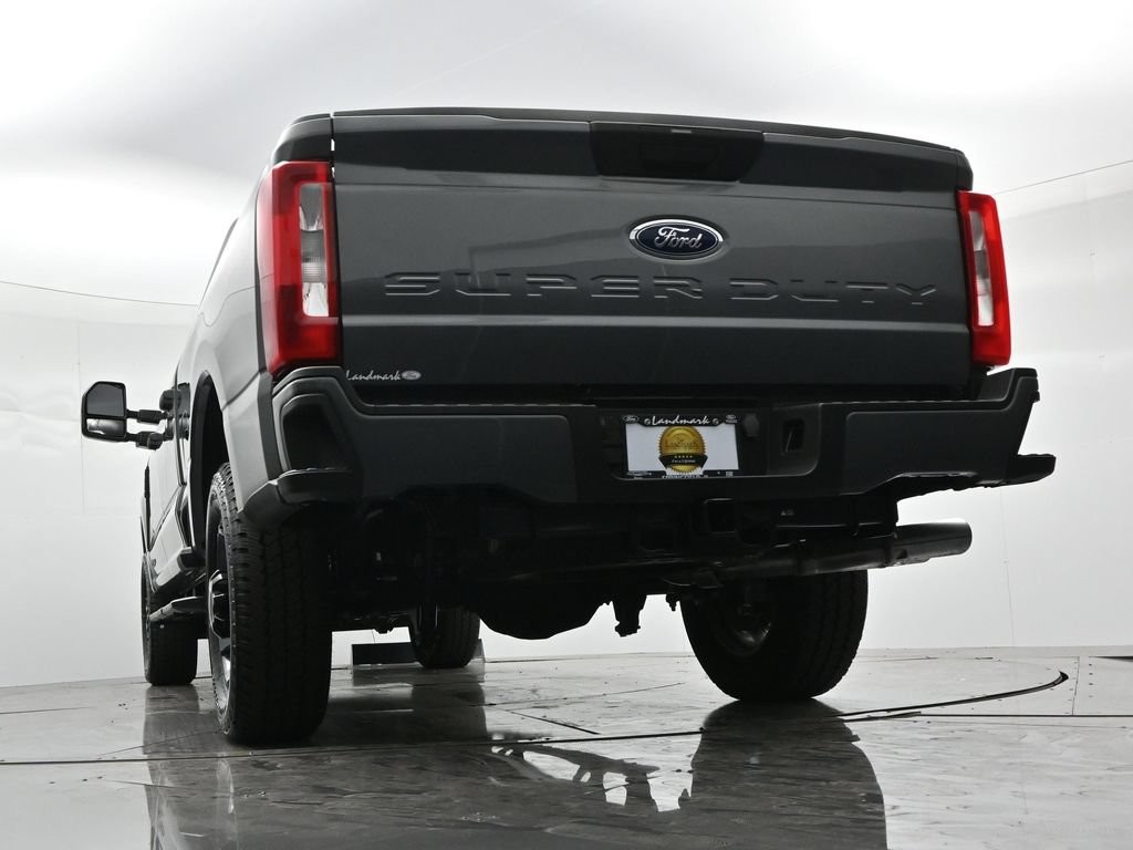 Ford F-250SD Vehicle Full-screen Gallery Image 21