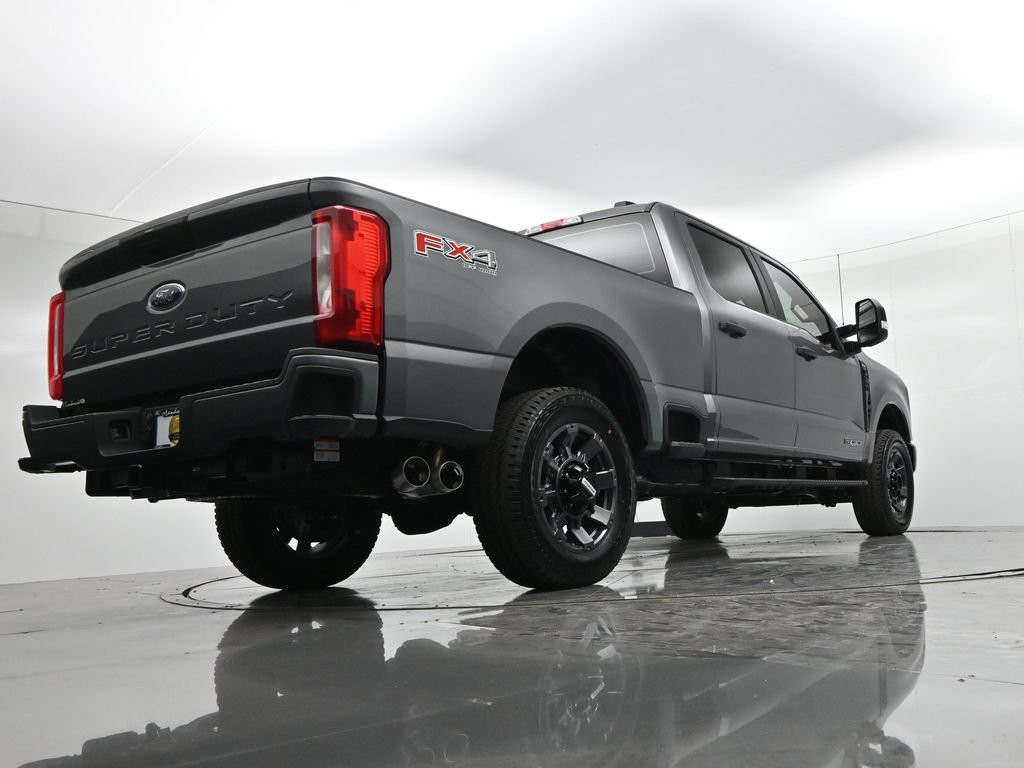 Ford F-250SD Vehicle Full-screen Gallery Image 22