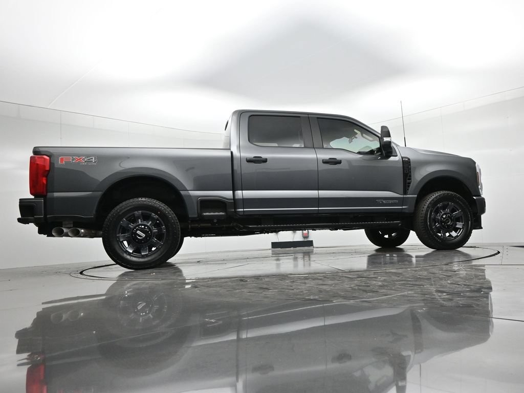 Ford F-250SD Vehicle Full-screen Gallery Image 23