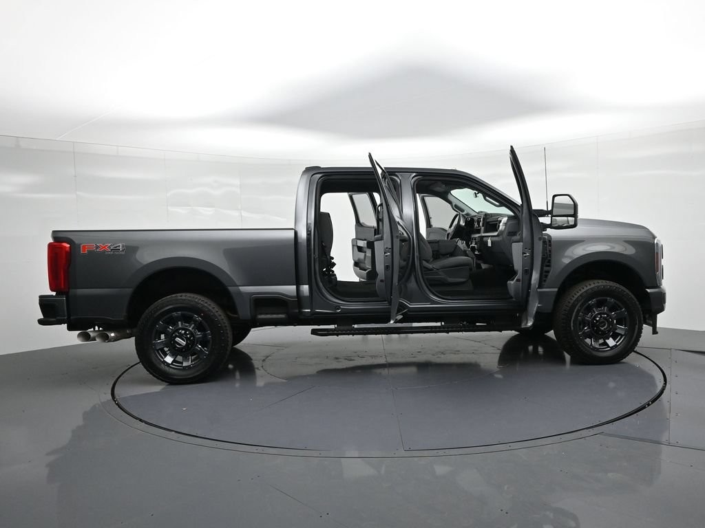 Ford F-250SD Vehicle Full-screen Gallery Image 24