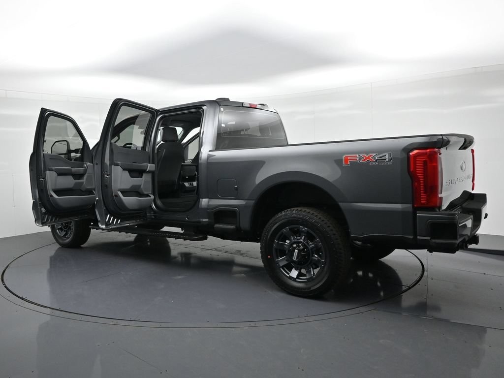 Ford F-250SD Vehicle Full-screen Gallery Image 25