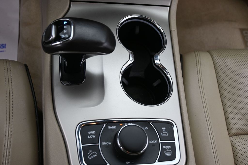 Jeep Grand Cherokee Vehicle Full-screen Gallery Image 12