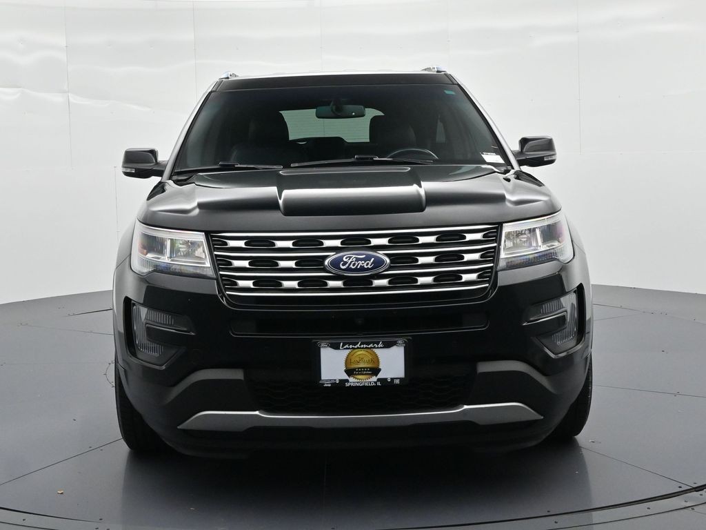 Ford Explorer Vehicle Full-screen Gallery Image 3