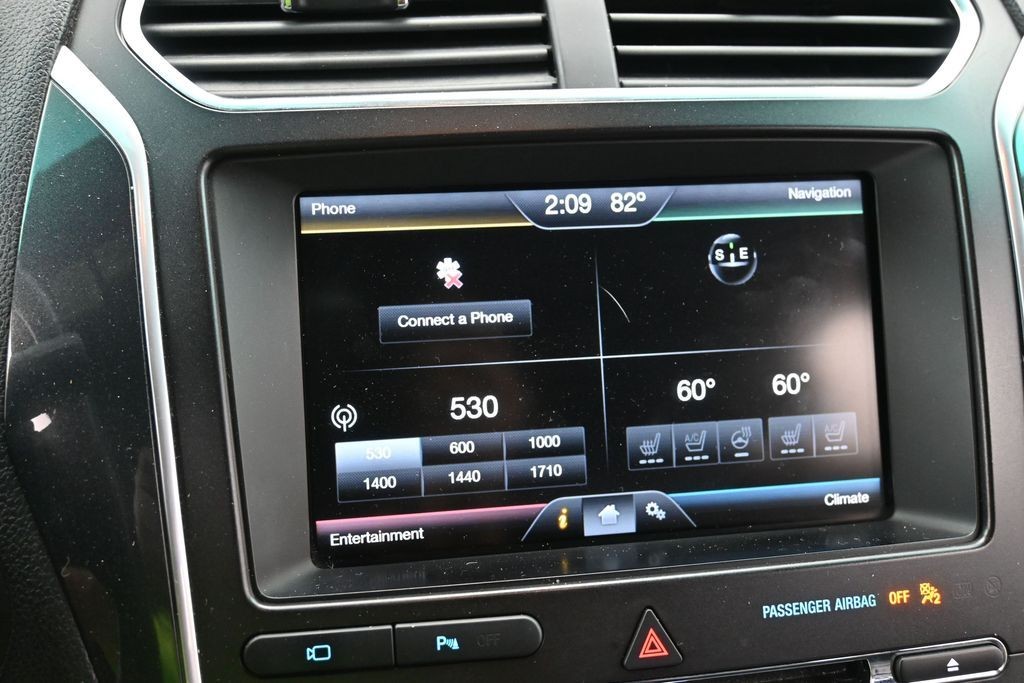 Ford Explorer Vehicle Full-screen Gallery Image 10