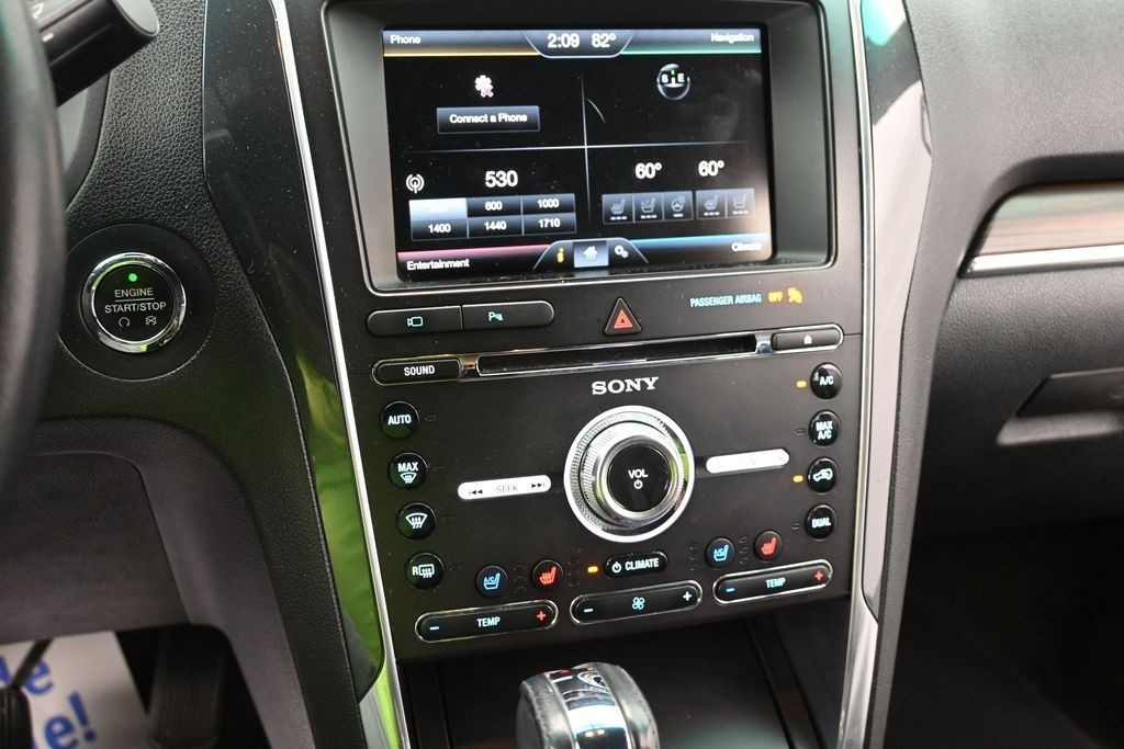Ford Explorer Vehicle Full-screen Gallery Image 11