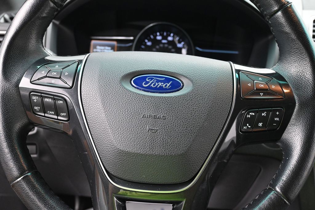 Ford Explorer Vehicle Full-screen Gallery Image 14
