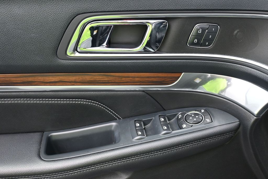 Ford Explorer Vehicle Full-screen Gallery Image 15