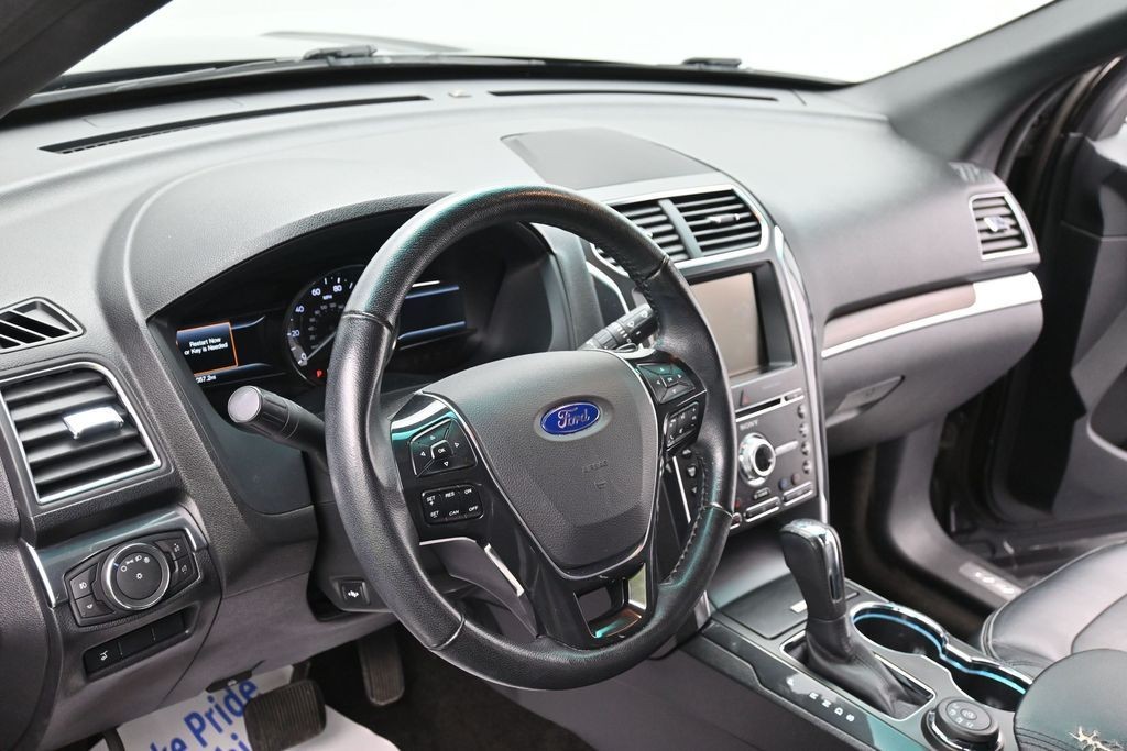 Ford Explorer Vehicle Full-screen Gallery Image 16