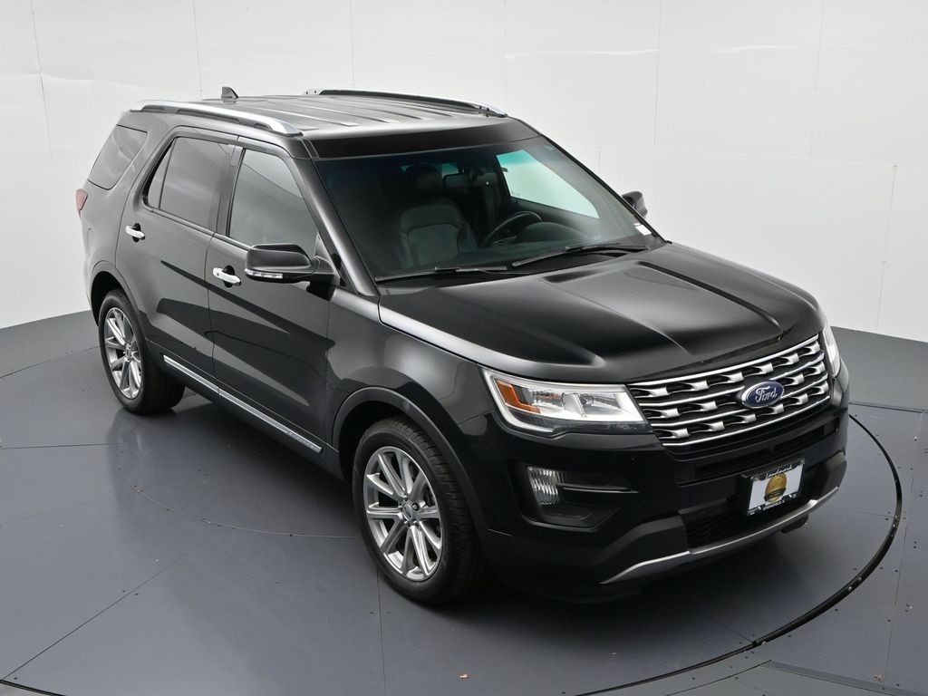 Ford Explorer Vehicle Full-screen Gallery Image 17