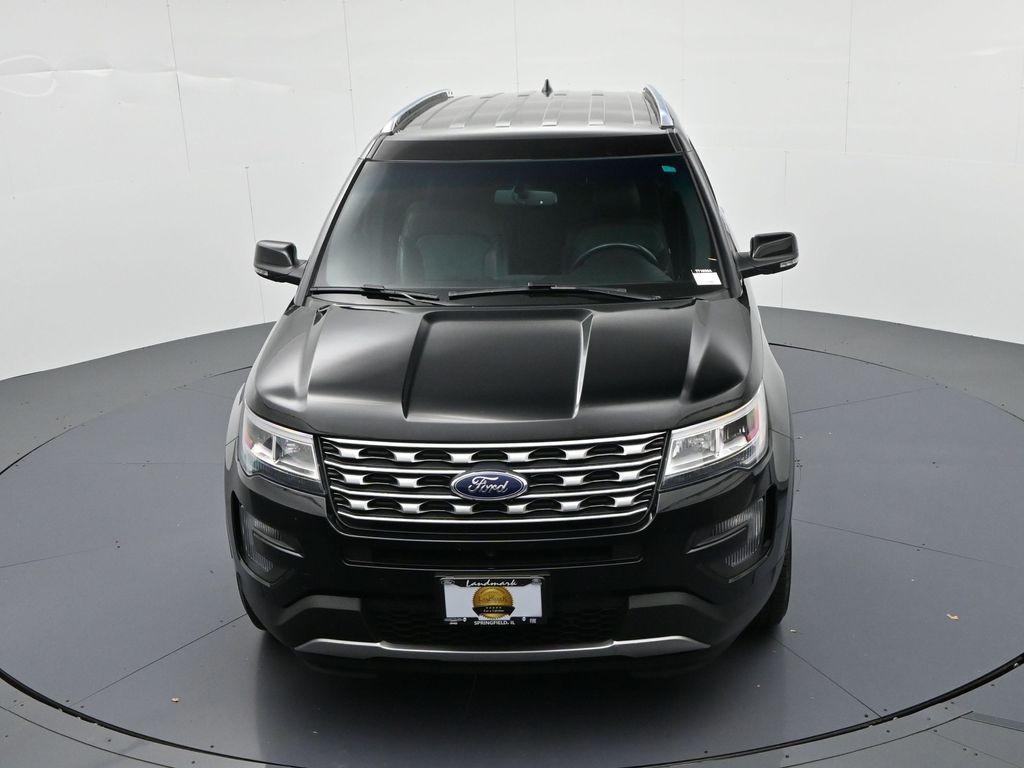 Ford Explorer Vehicle Full-screen Gallery Image 18