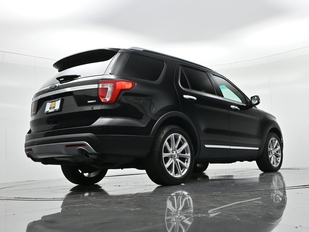 Ford Explorer Vehicle Full-screen Gallery Image 23