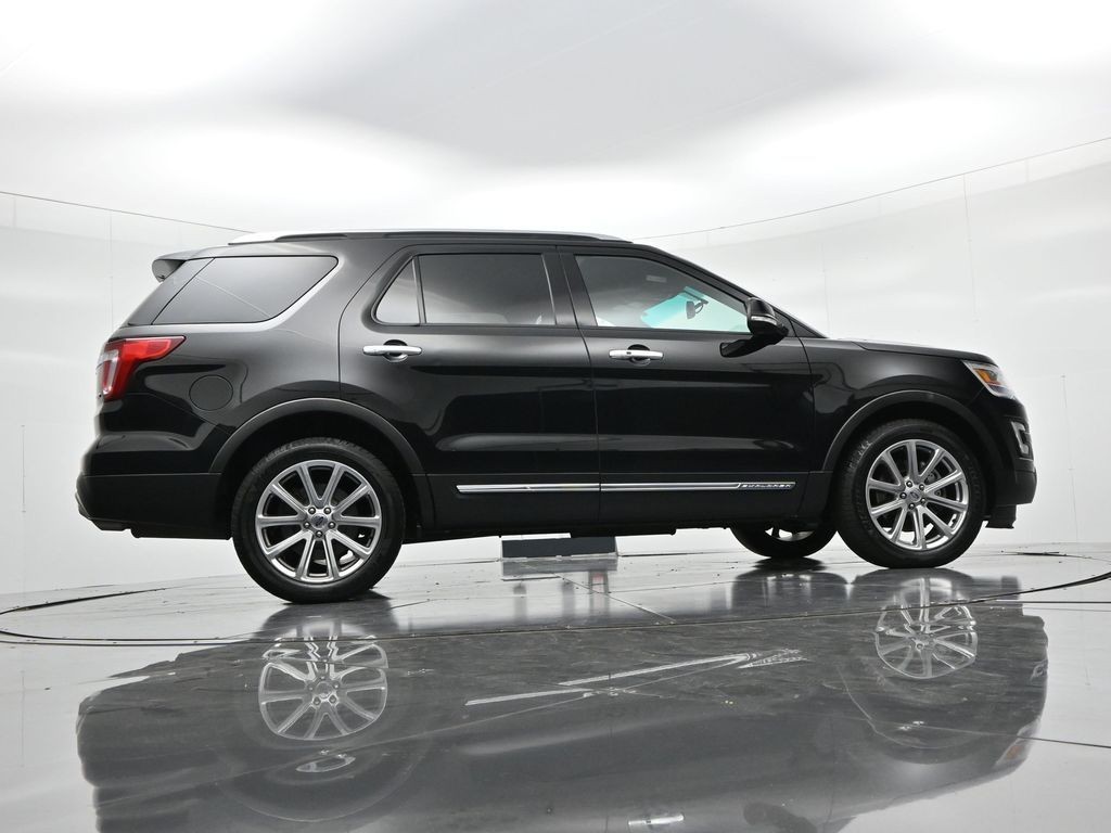 Ford Explorer Vehicle Full-screen Gallery Image 24