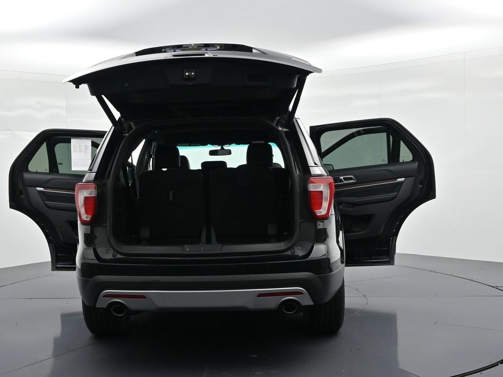 Ford Explorer Vehicle Full-screen Gallery Image 28