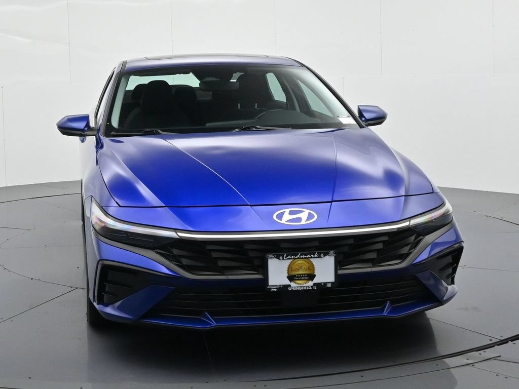 Hyundai Elantra Vehicle Full-screen Gallery Image 3