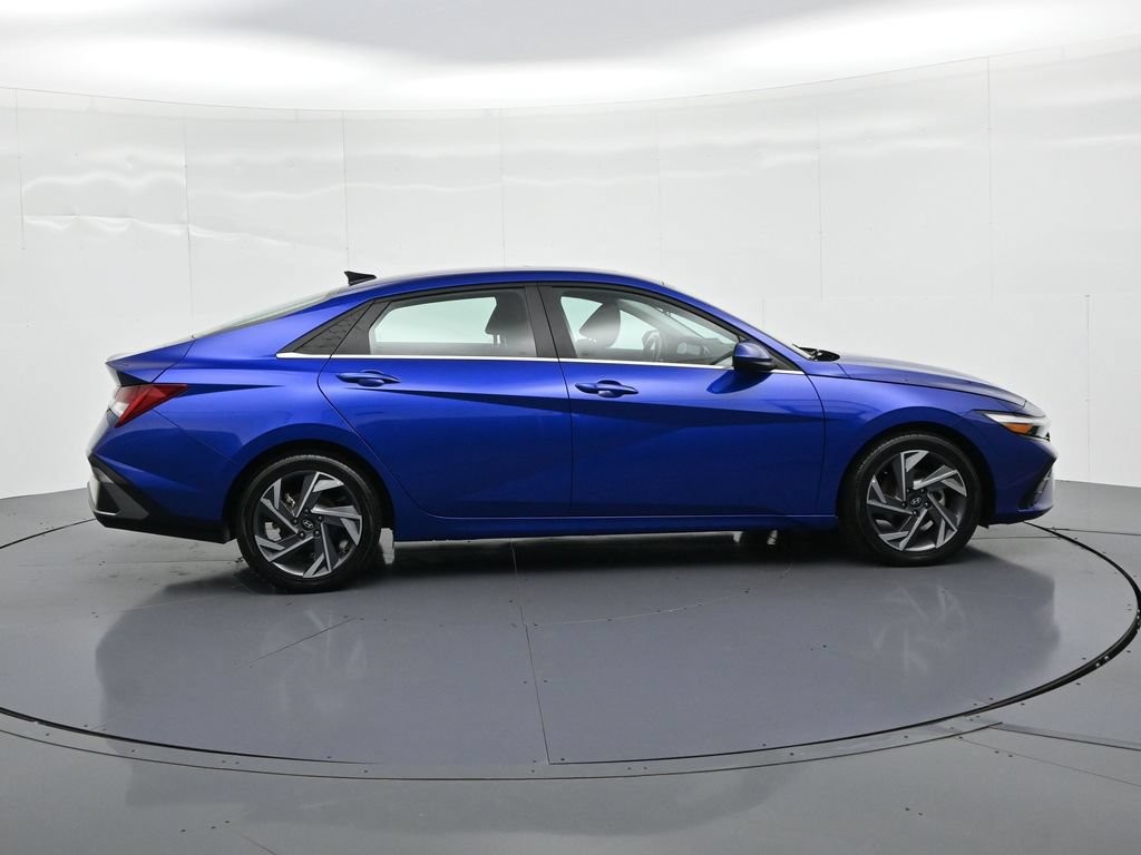 Hyundai Elantra Vehicle Full-screen Gallery Image 5