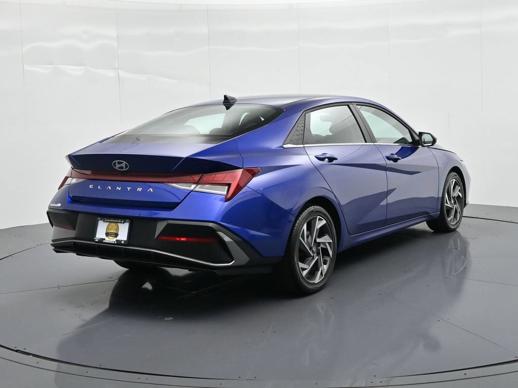 Hyundai Elantra Vehicle Full-screen Gallery Image 6