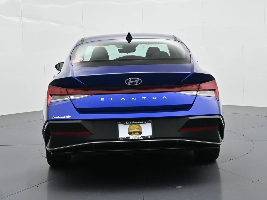 Hyundai Elantra Vehicle Full-screen Gallery Image 7