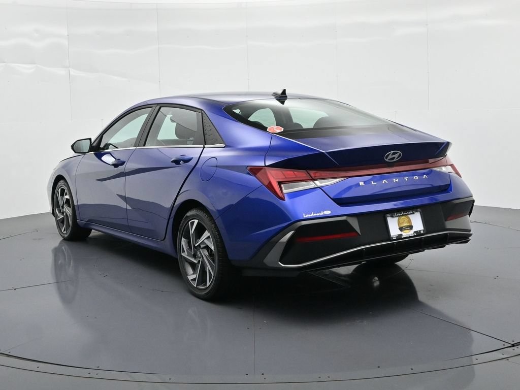 Hyundai Elantra Vehicle Full-screen Gallery Image 8