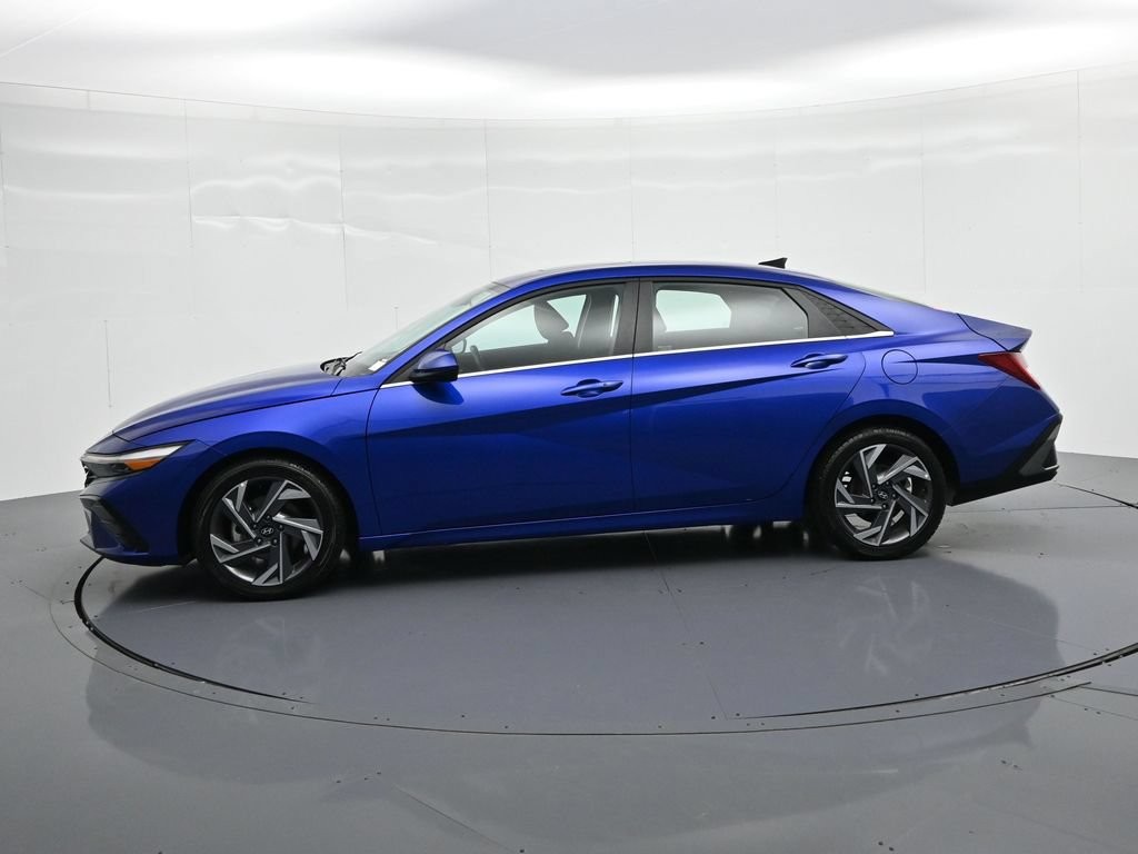 Hyundai Elantra Vehicle Full-screen Gallery Image 9