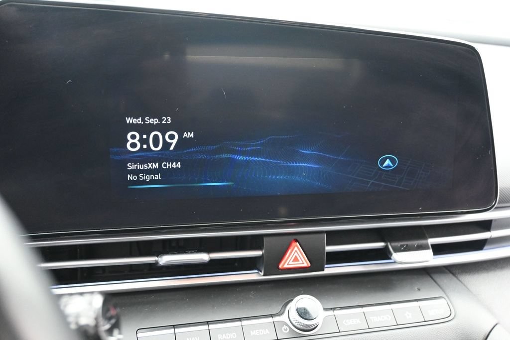 Hyundai Elantra Vehicle Full-screen Gallery Image 10