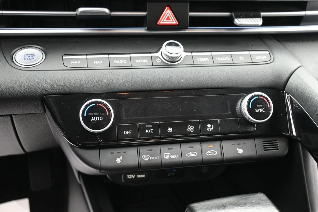 Hyundai Elantra Vehicle Full-screen Gallery Image 11