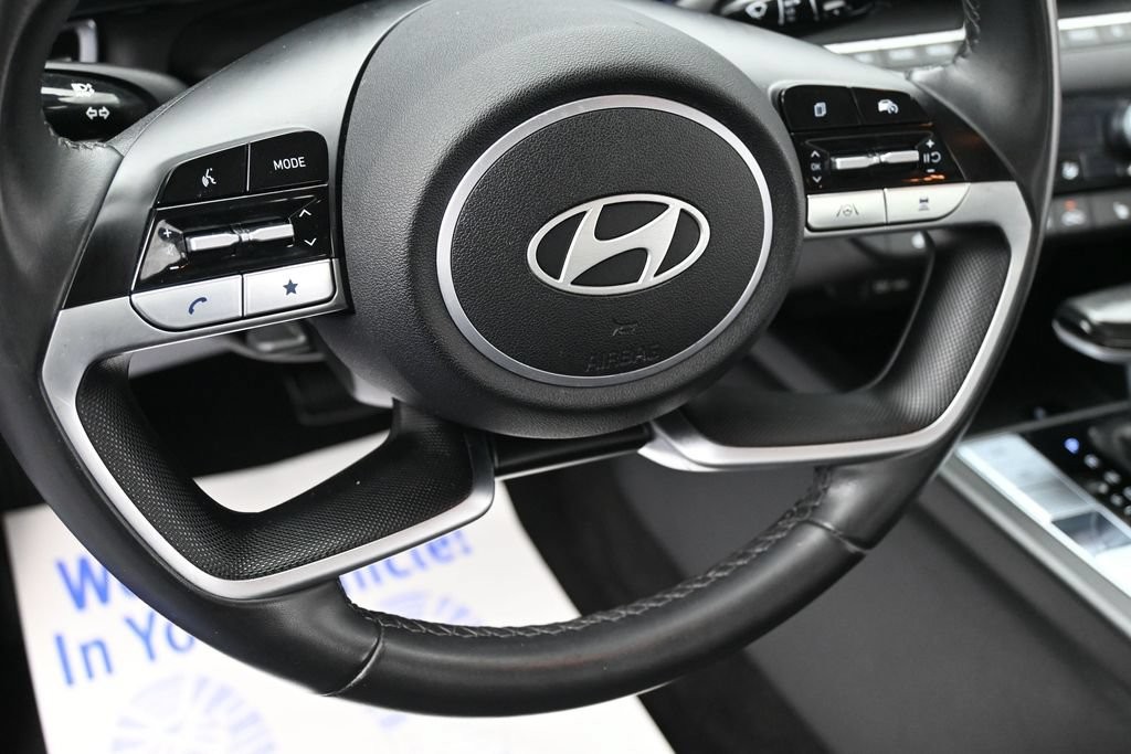 Hyundai Elantra Vehicle Full-screen Gallery Image 14
