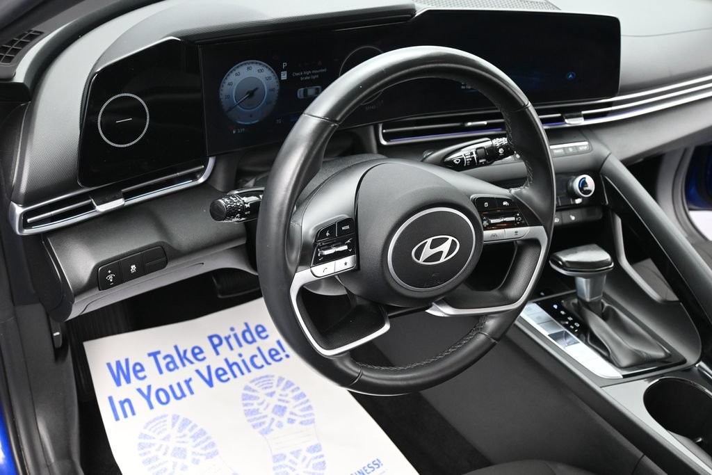 Hyundai Elantra Vehicle Full-screen Gallery Image 15