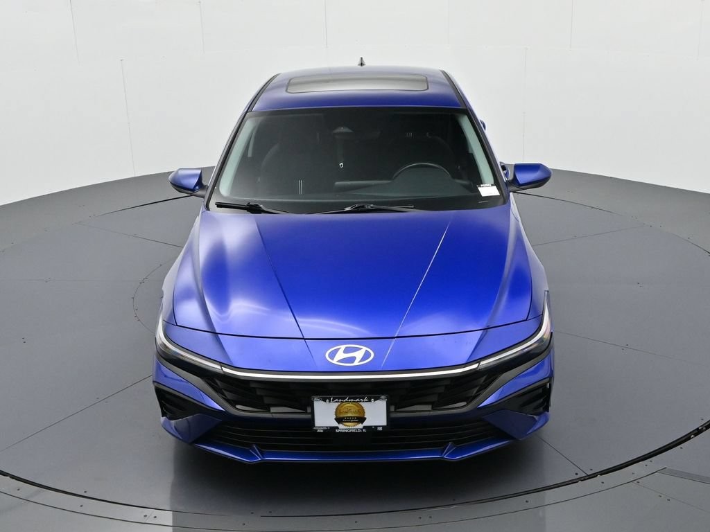 Hyundai Elantra Vehicle Full-screen Gallery Image 17