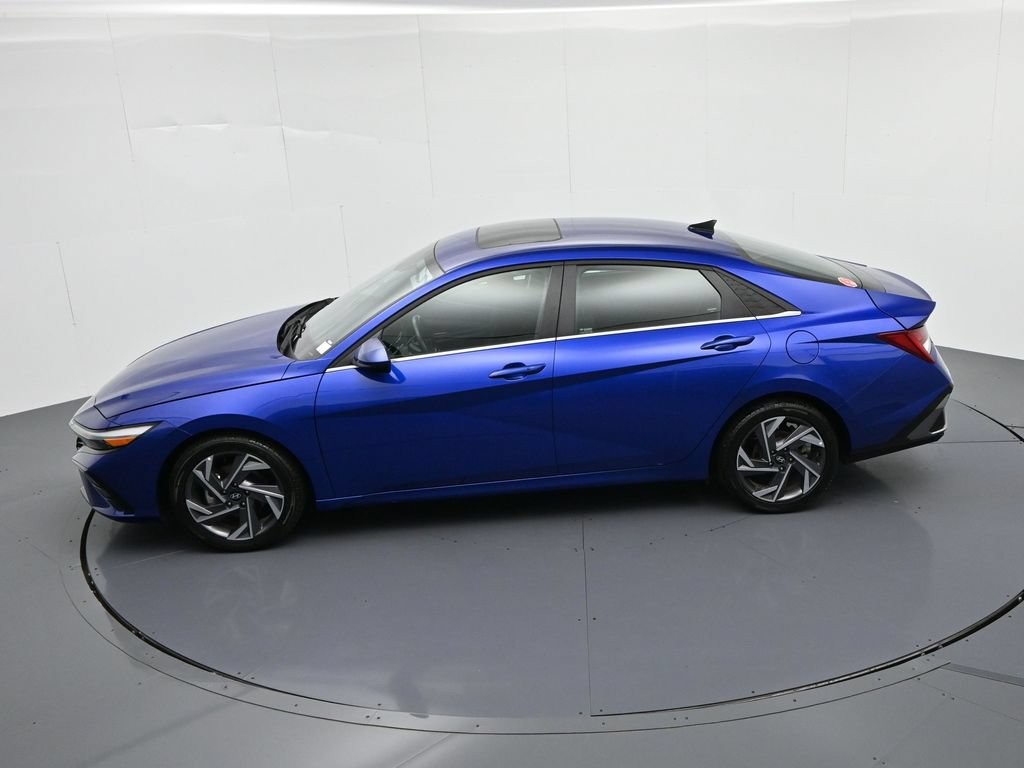 Hyundai Elantra Vehicle Full-screen Gallery Image 19