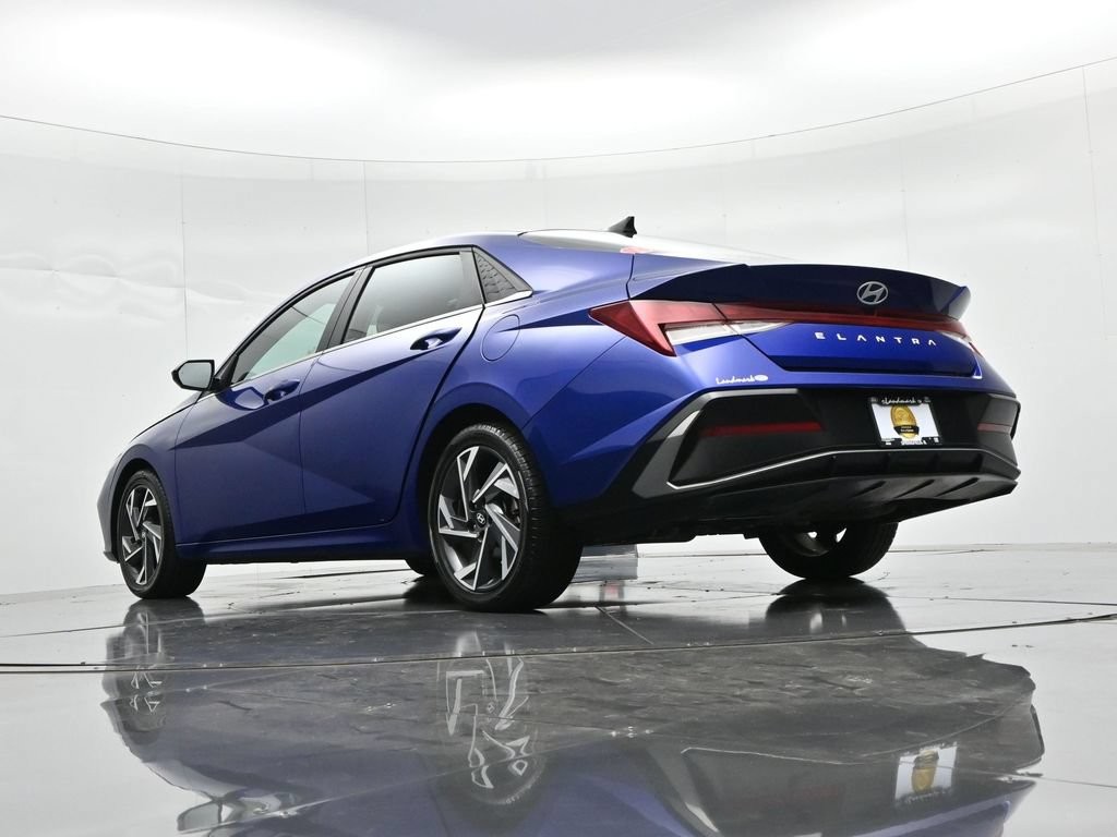Hyundai Elantra Vehicle Full-screen Gallery Image 20
