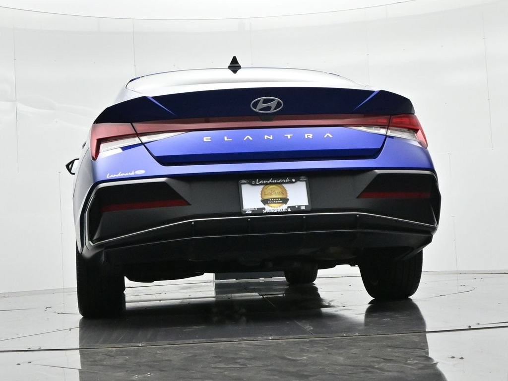 Hyundai Elantra Vehicle Full-screen Gallery Image 21