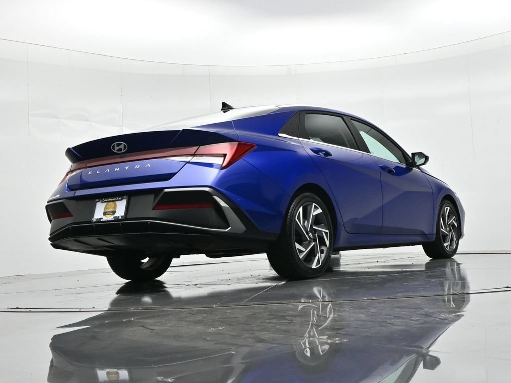 Hyundai Elantra Vehicle Full-screen Gallery Image 22