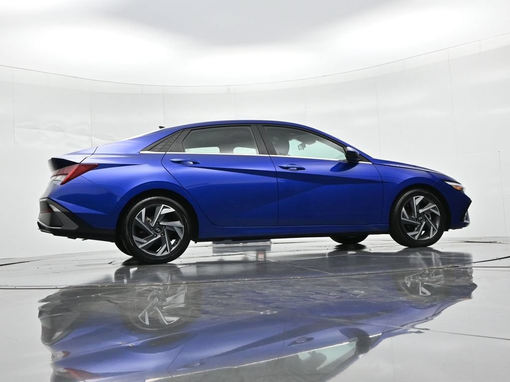 Hyundai Elantra Vehicle Full-screen Gallery Image 23
