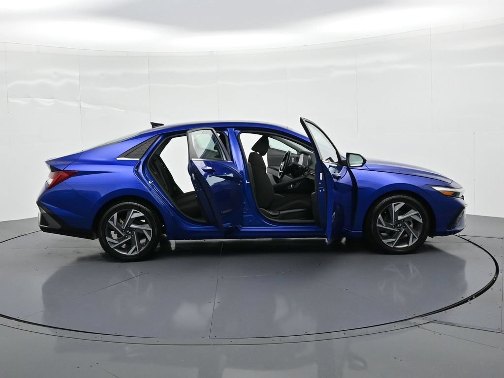 Hyundai Elantra Vehicle Full-screen Gallery Image 24