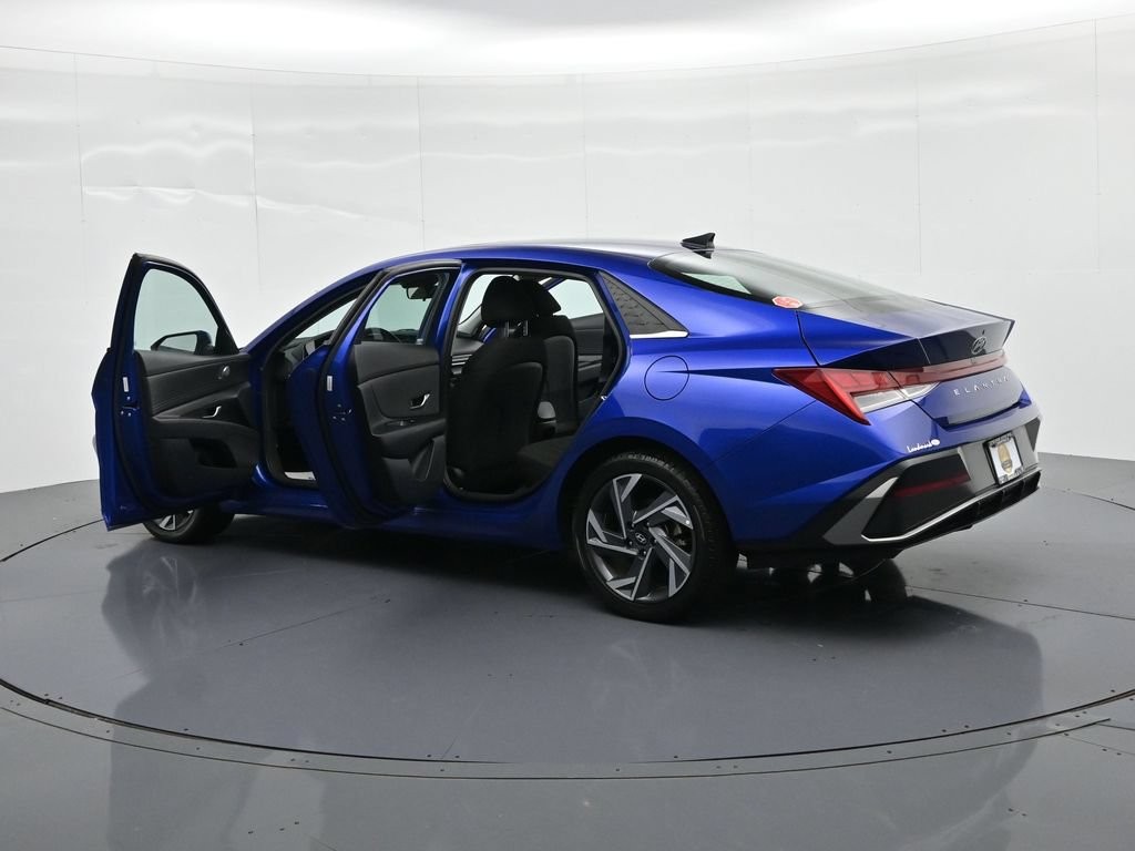 Hyundai Elantra Vehicle Full-screen Gallery Image 25
