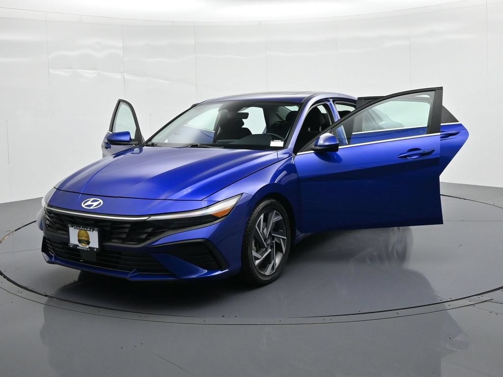 Hyundai Elantra Vehicle Full-screen Gallery Image 26