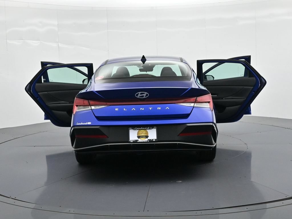Hyundai Elantra Vehicle Full-screen Gallery Image 27