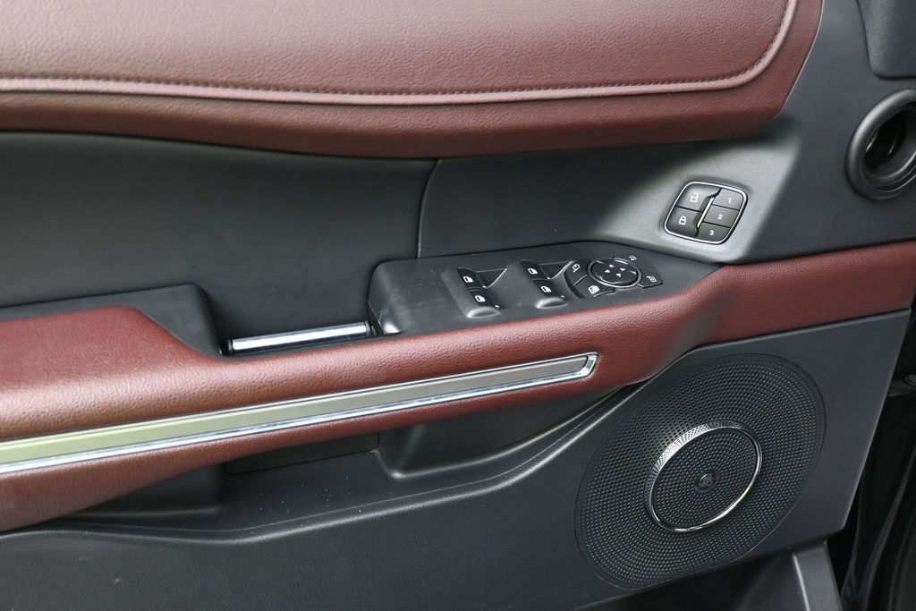 Ford Expedition Vehicle Full-screen Gallery Image 11