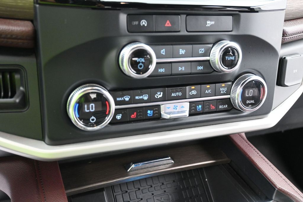 Ford Expedition Vehicle Full-screen Gallery Image 14
