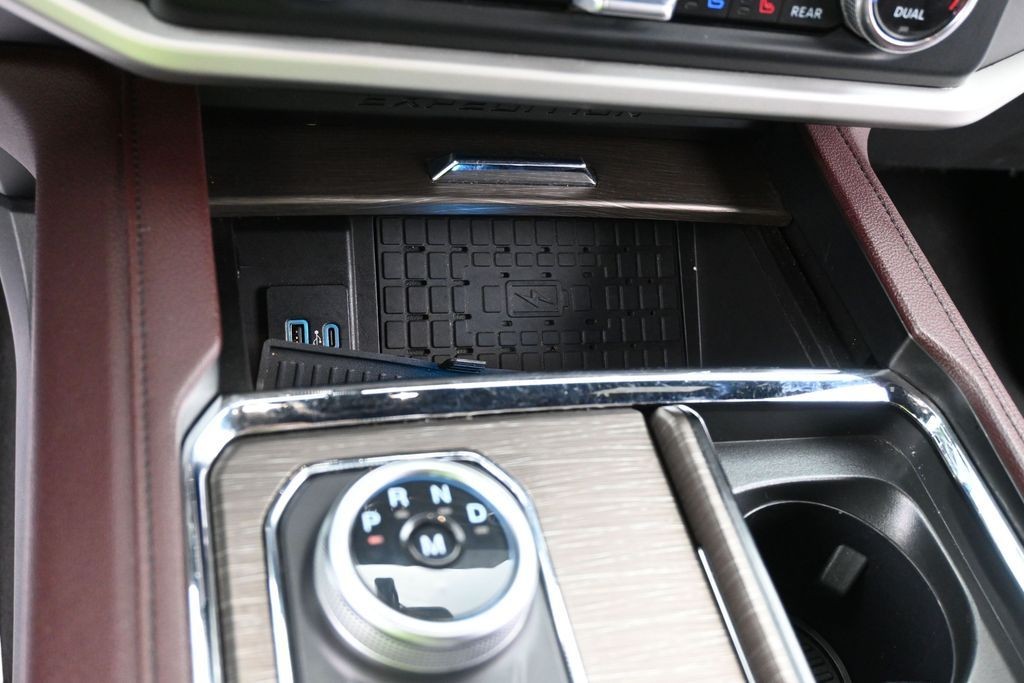 Ford Expedition Vehicle Full-screen Gallery Image 16