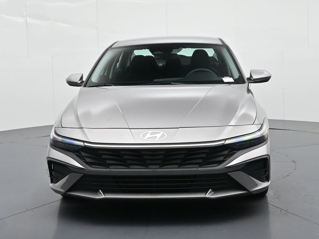 Hyundai Elantra Vehicle Full-screen Gallery Image 3