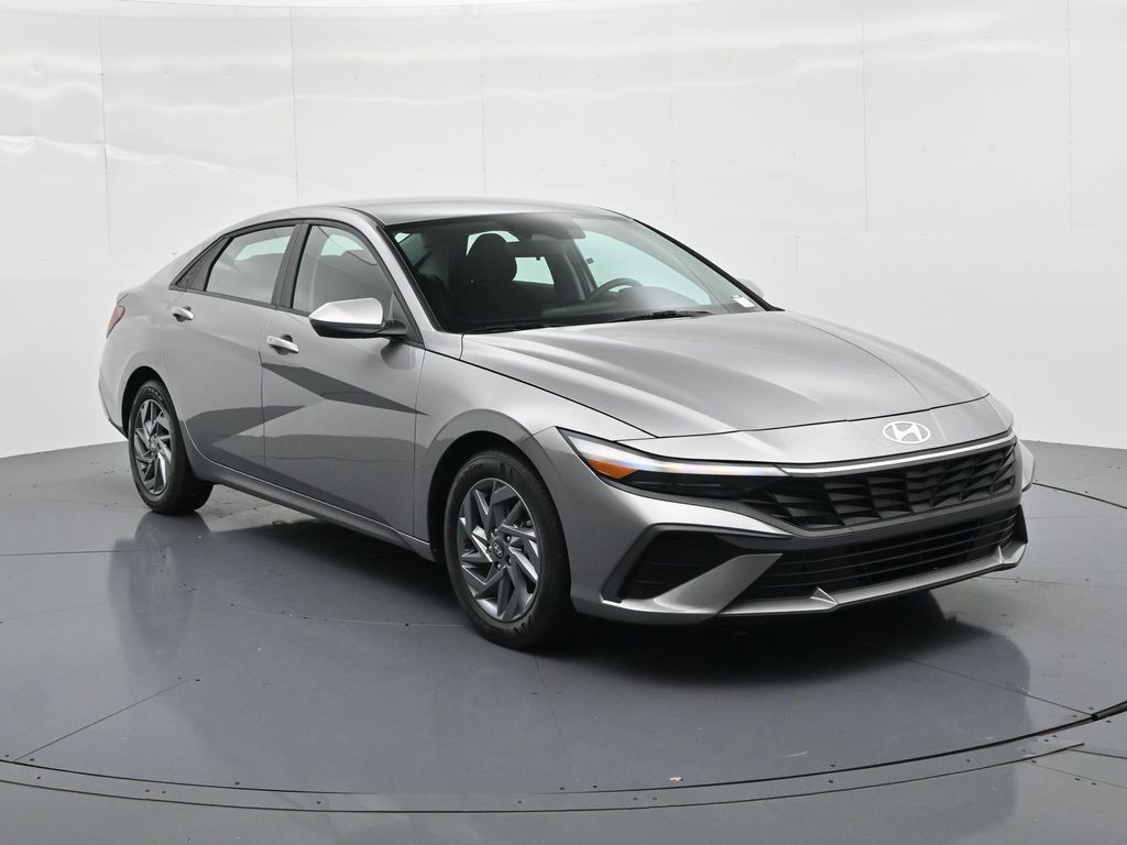 Hyundai Elantra Vehicle Full-screen Gallery Image 4