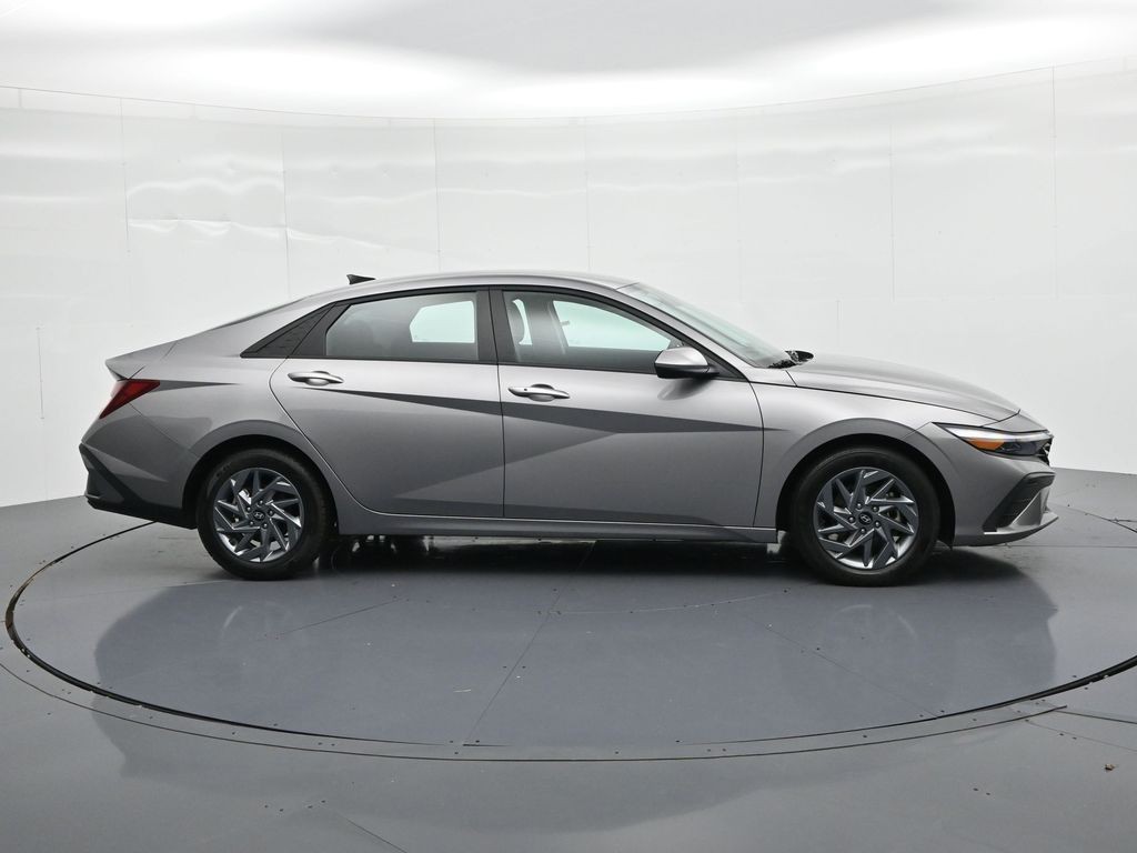 Hyundai Elantra Vehicle Full-screen Gallery Image 5