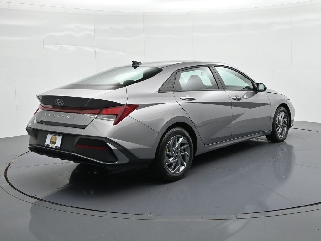 Hyundai Elantra Vehicle Full-screen Gallery Image 6