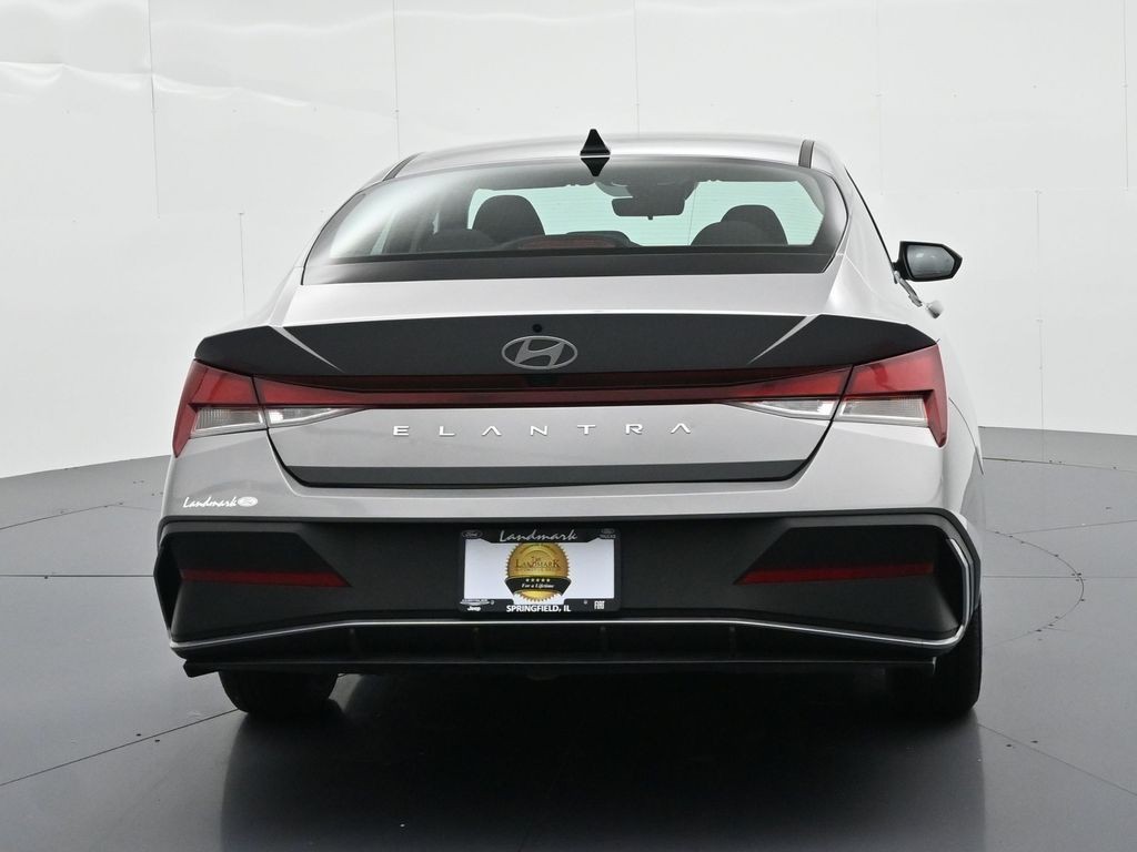 Hyundai Elantra Vehicle Full-screen Gallery Image 7