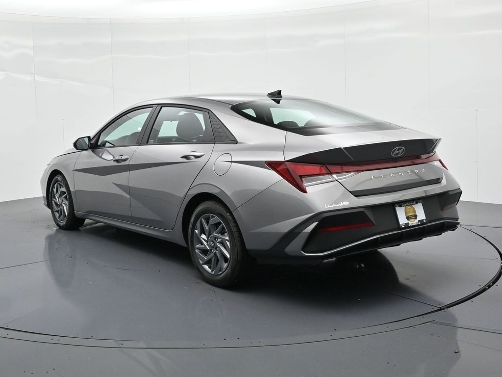 Hyundai Elantra Vehicle Full-screen Gallery Image 8
