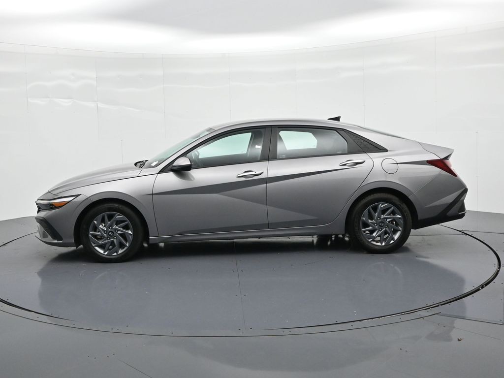 Hyundai Elantra Vehicle Full-screen Gallery Image 9