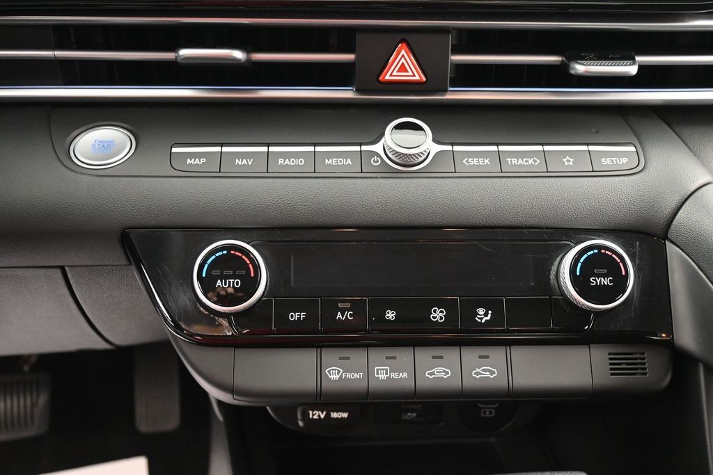 Hyundai Elantra Vehicle Full-screen Gallery Image 11