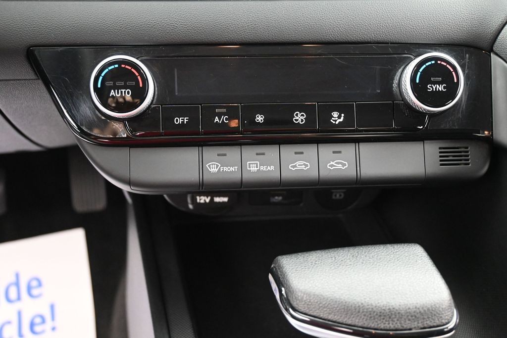 Hyundai Elantra Vehicle Full-screen Gallery Image 12
