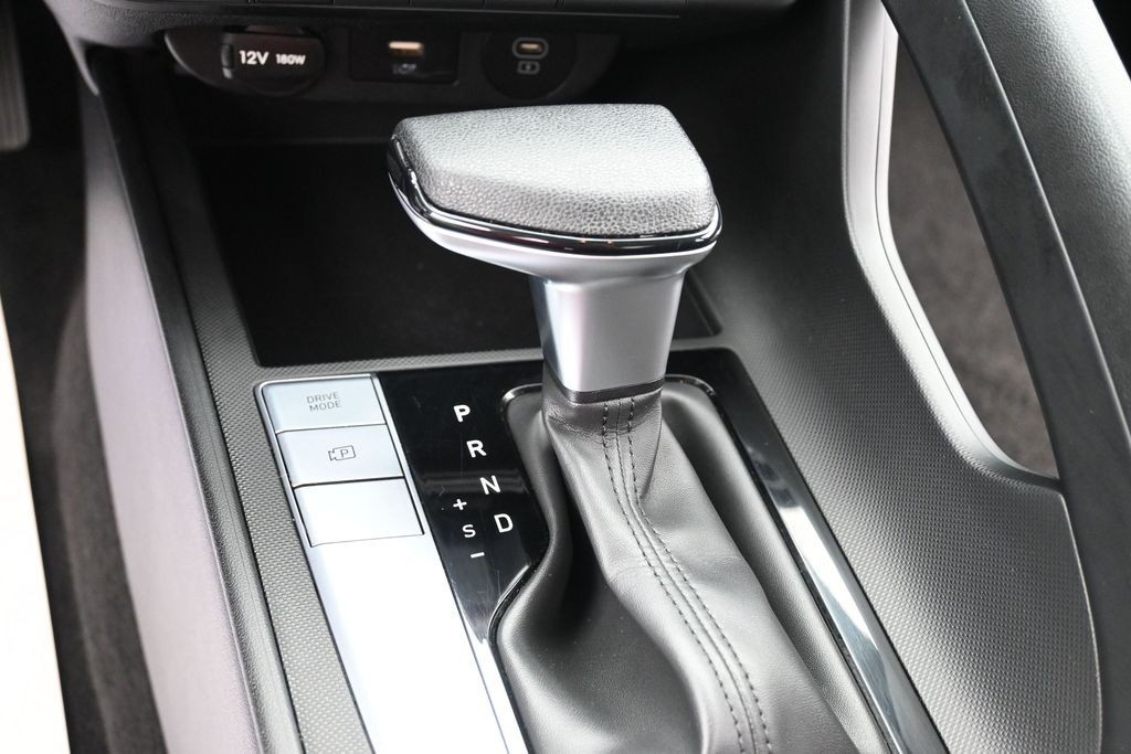 Hyundai Elantra Vehicle Full-screen Gallery Image 13